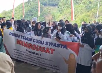 Ratusan Guru Swasta Di Kerinci Demo ke Kantor DPRD, Ini Tuntutannya