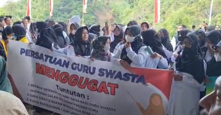 Ratusan Guru Swasta Di Kerinci Demo ke Kantor DPRD, Ini Tuntutannya