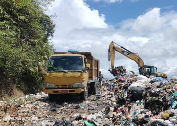 Mobil Dinas LH membuang sampah di RPT beberapa waktu lalu.