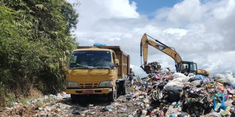 Mobil Dinas LH membuang sampah di RPT beberapa waktu lalu.