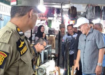 Walikota Alfin saat meninjau tempat Relokasi Pedagang di Kincai Plaza Sungai Penuh