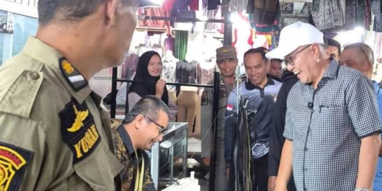 Walikota Alfin saat meninjau tempat Relokasi Pedagang di Kincai Plaza Sungai Penuh