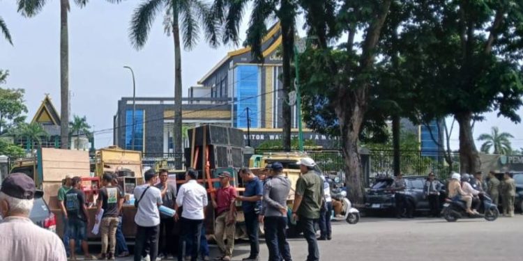 Aksi Demonstrasi para Sopir di Tugu Keris Kota Jambi