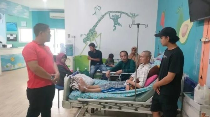 Wawako Azhar Besuk Korban Pengeroyokan Ditusuk Kunci Motor di Kepala