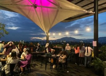 Nongkrong dan Menyapa Langit Bandung dari Moxy Sky Resto & Bar