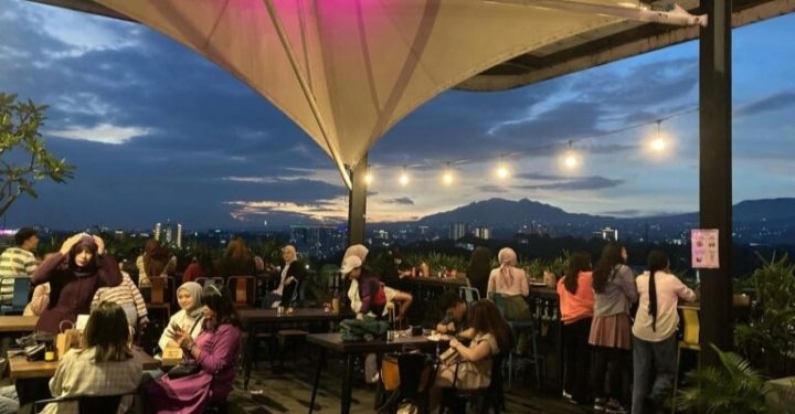 Nongkrong dan Menyapa Langit Bandung dari Moxy Sky Resto & Bar