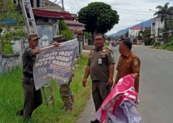 Petugas Perkim dan Sat Pol PP tertibkan Spanduk dan Baliho
