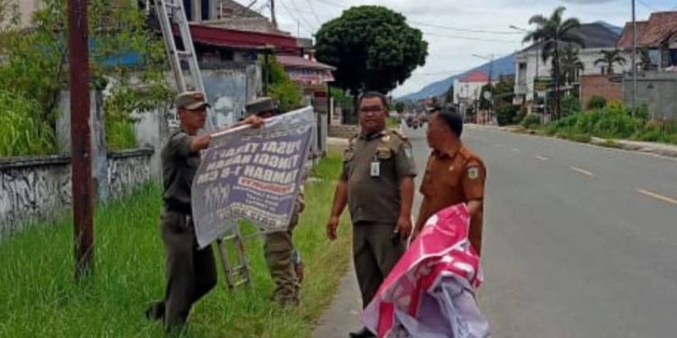Petugas Perkim dan Sat Pol PP tertibkan Spanduk dan Baliho
