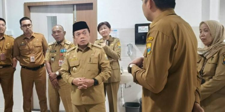 Gubenur Jambi saat meninjau Rumah Sakit