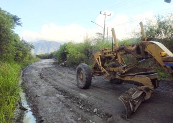 Jalan yang rusak mulai diperbaiki sementara dengan penimbunan