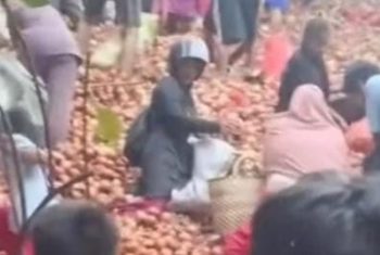 Gambar tangkap layar dari video viral warga rebut bawang bombai di Batam