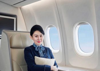 Dewi Lin, Sosok Pramugari Jet Freelance yang Bersolek di Langit Privat