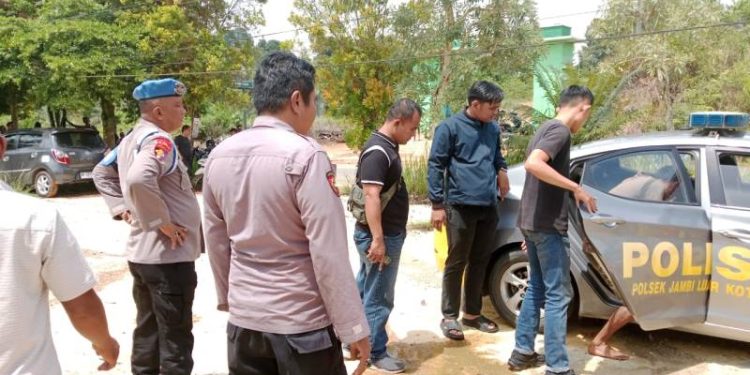 Pencuri Sawit di Muaro Jambi Diamuk Warga, Motor dan Ambung Terbakar