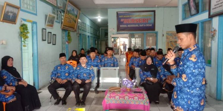 PPPK Tahap II IAIN Kerinci saat menyerahkan bantuan ke panti Asuhan di Sungai Penuh