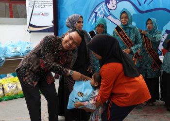 Kanim Imigrasi Kerinci saat menyerahkan bantuan