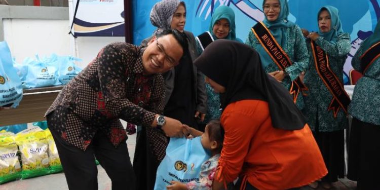 Kanim Imigrasi Kerinci saat menyerahkan bantuan