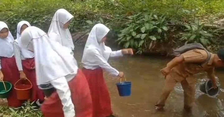 Murid SD 102/VI Merangin Terpaksa Jalan 2 Kilometer