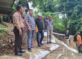 Ketua DPRD Kota Jambi Tinjau Pembangunan Tanggul Darurat