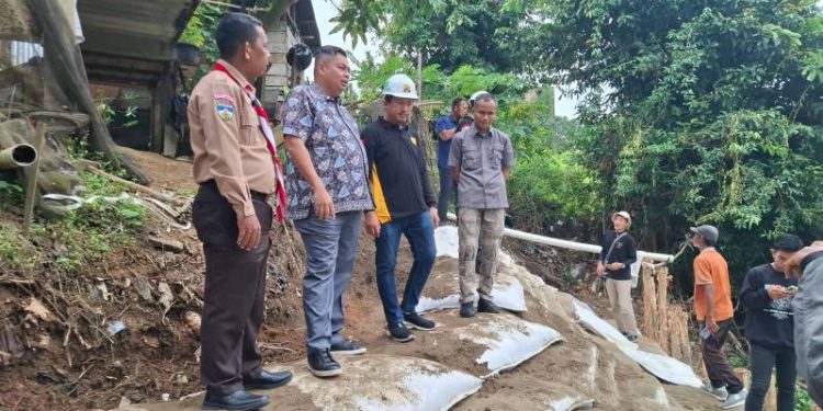 Ketua DPRD Kota Jambi Tinjau Pembangunan Tanggul Darurat