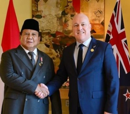Presiden RI Prabowo Subianto bertemu PM Selandia Baru Christopher Luxon di sela-sela KTT APEC 2025 di Korea Selatan, Jumat (31/10/2025). (Dok. Setpres)