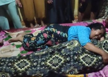 Dua Korban Pembunuhan disemayamkan di Rumah Duka, Keluarga Histeris - Foto iNewsCelebes.id.