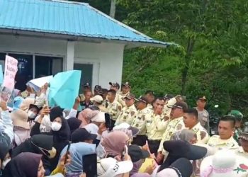 Situasi Demo di kantor PT KMH atau PLTA Kerinci