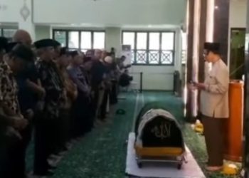 Suasana menyolatkan jenazah almarhum Antasari Azhar