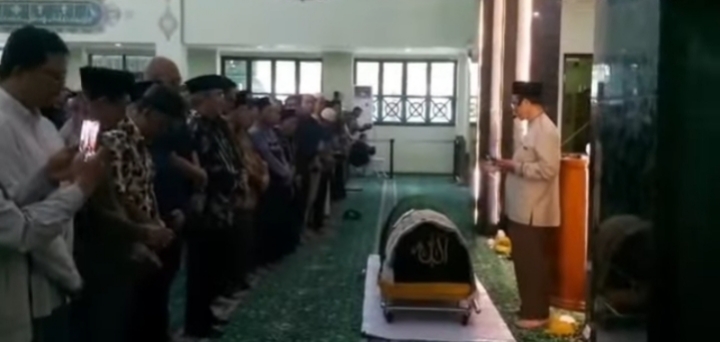 Suasana menyolatkan jenazah almarhum Antasari Azhar