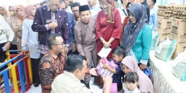 Wako Alfin Dampingi Gubernur Jambi Al Haris Serahkan Bantuan di Sungai Penuh