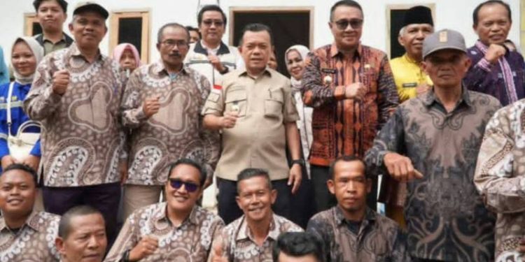 Wako Alfin Dampingi Gubernur Jambi Serahkan Bantuan Bedah Rumah