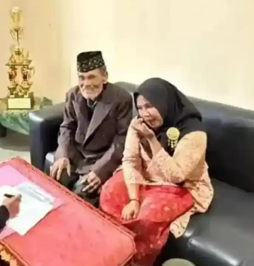 Viral! Kakek 110 Tahun Nikahi Gadis 27 Tahun di Sulawesi Selatan