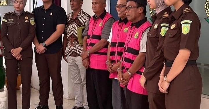 Kejari Pesisir Selatan menetapkan tersangka dan melakukan penahanan Tiga tersangka Dana BOS