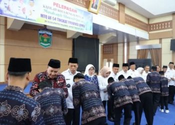 Walikota dan Wakil Walikota Sungai Penuh saat melepas keberangkatan kafilah untuk MTQ tingkat Provinsi Jambi