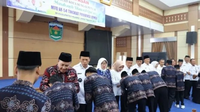 Walikota dan Wakil Walikota Sungai Penuh saat melepas keberangkatan kafilah untuk MTQ tingkat Provinsi Jambi