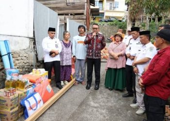 Walikota dan Wakil Walikota menyerahkan bantuan korban kebakaran
