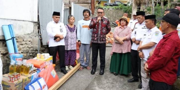 Walikota dan Wakil Walikota menyerahkan bantuan korban kebakaran
