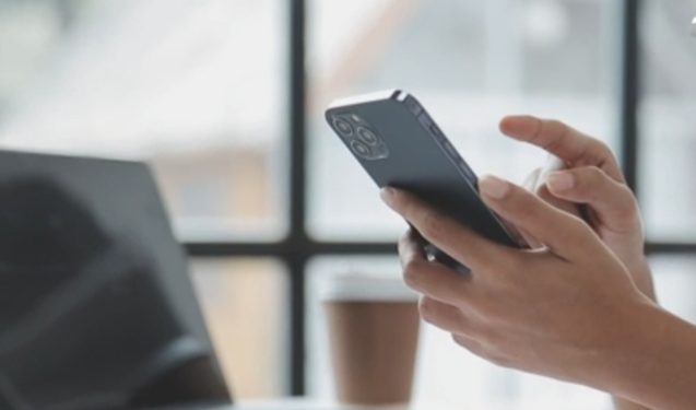 Bahaya Cas Ponsel di Tempat Umum. Foto: ilustrasi