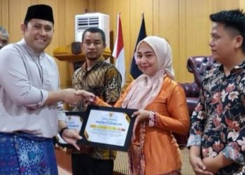 Bupati Merangin saat memberikan penghargaan kepada Tiga Orang yang Ikut Pembebasan Bilqis