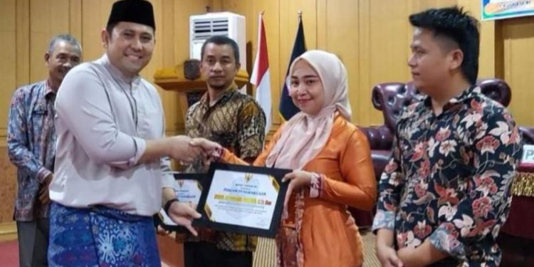 Bupati Merangin saat memberikan penghargaan kepada Tiga Orang yang Ikut Pembebasan Bilqis