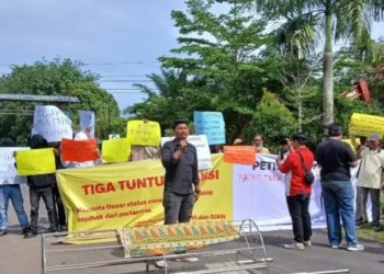 Warga Terdampak Zona Merah Demo ke Kantor Pertamina Jambi
