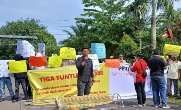 Warga Terdampak Zona Merah Demo ke Kantor Pertamina Jambi