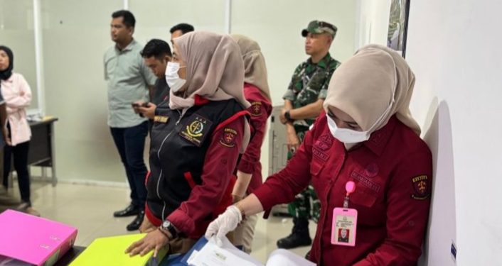 Tim Penyidik Kejari Kota Jambi melakukan penggeledahan