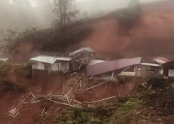 Kondisi rumah longsor di KM 13 Puncak Sungai Penuh