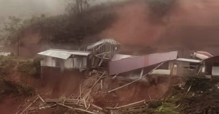 Kondisi rumah longsor di KM 13 Puncak Sungai Penuh
