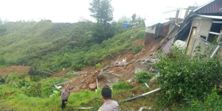 Kondisi warung yang terseret longsor di KM 13 Puncak Sungai Penuh