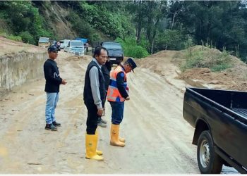 Wawako saat meninjau Longsor di KM 13 Puncak Sungai Penuh