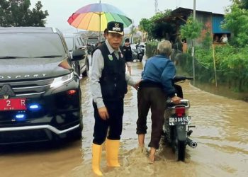 Wawako Sungai Penuh saat meninjau banjir