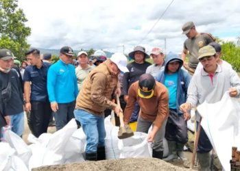 Wako Alfin saat turun tangan membantu warga buat tanggul