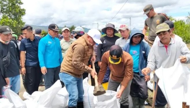 Wako Alfin saat turun tangan membantu warga buat tanggul