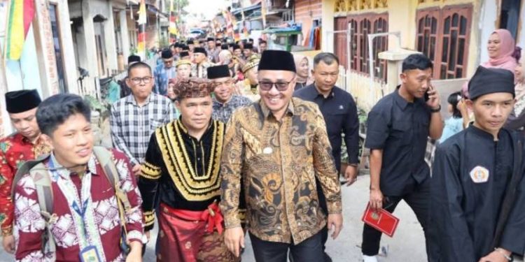 Devanan Munir saat bersama wali kota Sungai Penuh Alfin